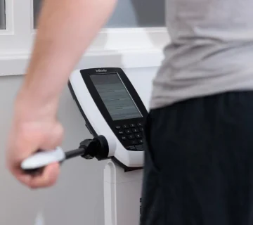 بررسی کامل دستگاه بادی آنالایزر | تحلیل ترکیب بدن، درصد چربی، عضله و سن بیولوژیک