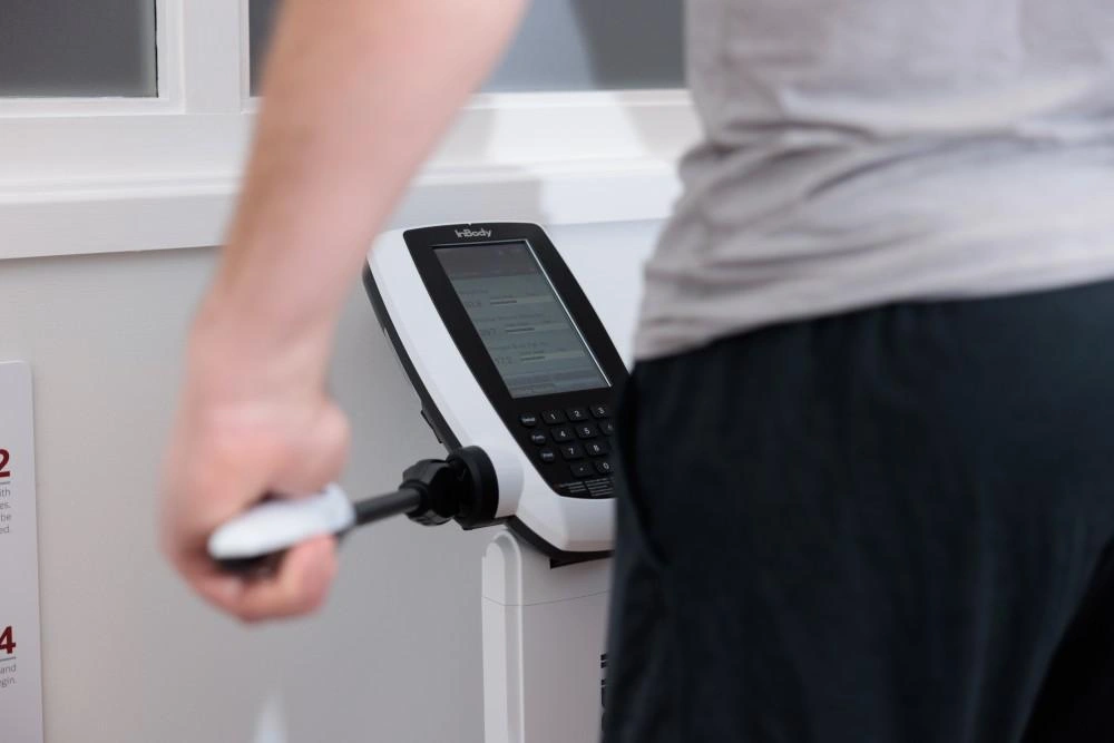 بررسی کامل دستگاه بادی آنالایزر | تحلیل ترکیب بدن، درصد چربی، عضله و سن بیولوژیک